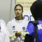 Pevoli Bandung BJB Tandamata, Shella Bernadetha, berdoa sebelum laga melawan Gresik Petrokimia Pupuk Indonesia pada final four PLN Mobile Proliga 2022 di Padepokan Bola Voli Sentul, Jumat (11/3/2022). (Bola.com/M Iqbal Ichsan)