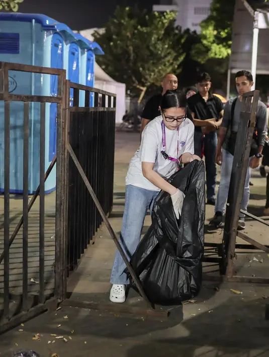 <p>Selesai acara JFC tengah malam, Prilly tampak langsung membersihkan sampah yang berserakan. [Instagram/prillylatuconsina96]</p>