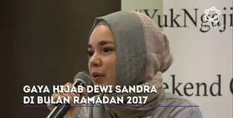 Gak mau ribet, Dewi Sandra suka hijab yang seperti ini.