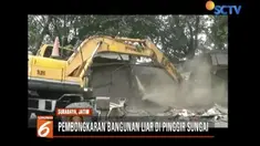 Satpol PP Surabaya bongkar 58 bangunan liar di bantaran sungai yang nantinya akan dibangun taman kota.
