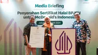 Penyerahan Sertifikat Halal BPJPH untuk McDonald's Indonesia pada Kamis, 14 Maret 2024 di McDonald's Salemba, Jakarta  Pusat. (dok. McDonald's Indonesia)