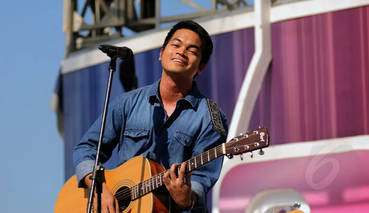 Pemenang kedua Music Video Contest, Dibya Dika memperlihatkan kebolehannya di atas panggung inBox SCTV di Cibinong Square, Bogor, Kamis (29/1/2015). (Liputan6.com/Helmi Fithriansyah)