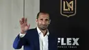 Bek Giorgio Chiellini melambaikan tangan saat diperkenalkan sebagai pemain Los Angeles FC selama konferensi pers di Banc of California Stadium di Los Angeles, California (29/6/2022). (Kevork Djansezian/Getty Images/AFP)