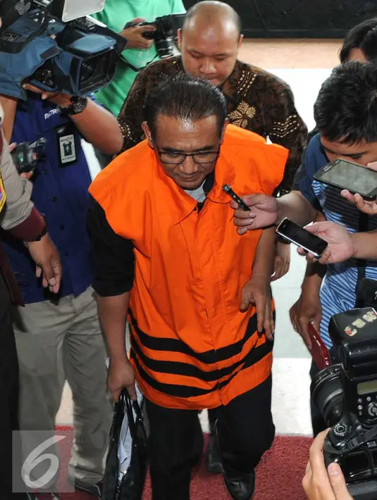 Pengusaha Ichsan Suaidi KPK saat akan menjalani pemeriksaan Perdana di gedung KPK, Jakarta, (26/2). Kasubdit Kasasi dan Peninjauan Kembali Perdata Khusus Mahkamah Agung itu diamankan dalam operasi tangkap tangan KPK. (Liputan6.com/Helmi Afandi)
