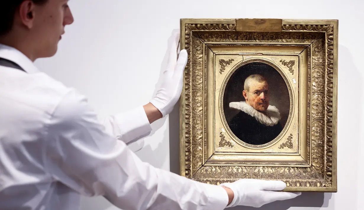 Untuk pusaka keluarga, tidak ada yang lebih baik daripada sepasang potret Rembrandt yang telah dilupakan dunia selama 200 tahun. (Kenzo TRIBOUILLARD / AFP)