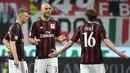 Para pemain AC Milan terlihat sedang berkoordinasi ketika susah menjebol gawang Carpi FC pada lanjutan Serie A Italia di Stadion Giuseppe Meazza, Milan, Italy,Kamis (21/4/2016) atau Jumat dini hari WIB. (EPA/Daniel Dal Zennaro)