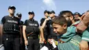 Seorang anak menangis saat bersama keluarganya berjalan menuju perbatasan Yunani di dekat Istanbul (21/9/2015). Ratusan imigran mencoba berjalan dari Istanbul ke kota barat Edirne, di perbatasan Yunani Turki. (REUTERS / Osman Orsal)