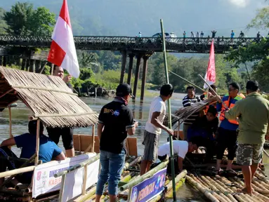 Peserta mengunakan rakit tradisional bersiap menyusuri sungai Bone, Gorontalo, Sabtu (23/3). Pemerintah Daerah Kabupaten Bone Bolango (Bonebol), Gorontalo meyelenggarakan iven tahunan yakni menyusuri sungai Bone dengan mengunakan rakit tradisional. (Liputan6.com/Arfandi Ibrahim)