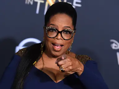 Aktris sekaligus presenter, Oprah Winfrey menghadiri premier film "A Wrinkle In Time" di Hollywood’s El Capitan Theater, Los Angeles, Senin (26/2). Oprah Winfrey datang dalam balutan Atelier Versace mididress warna navy. (Jordan Strauss/Invision/AP)