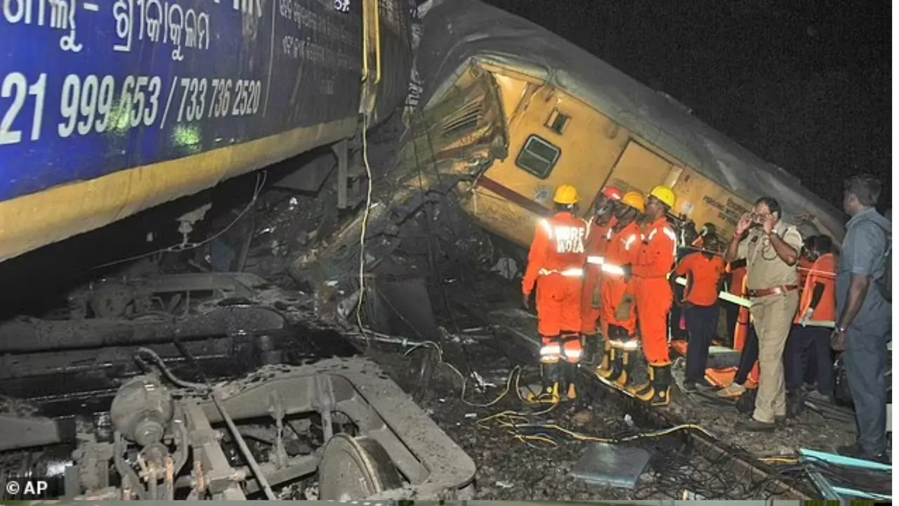 Lokasi kecelakaan tabrakan kereta di Andhra Pradesh, India pada 29 Oktober 2023. (AP)