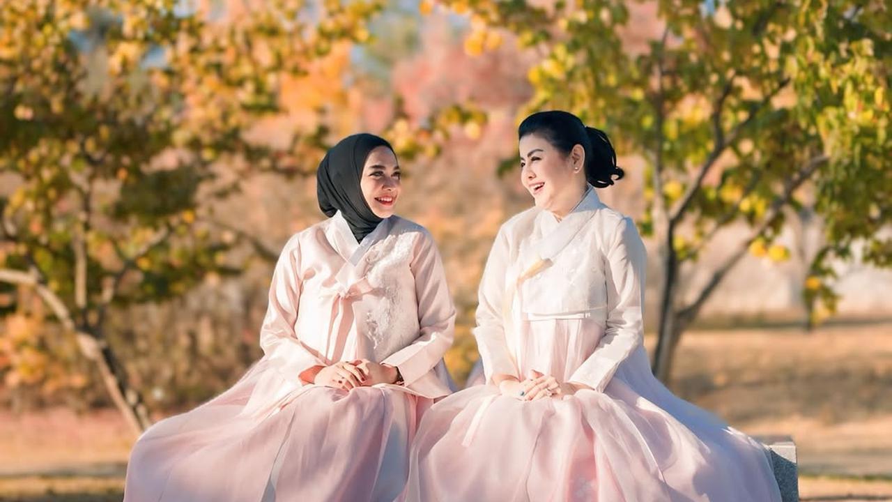 Potret Cantik Mami Rieta Amilia dan Desiree Tarigan Pakai Handbok di Korea, Bestie Awet Muda