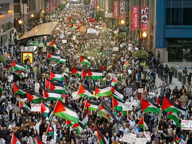 Ribuan warga Amerika pro-Palestina berbaris menuju Konsulat Israel saat melakukan protes di Chicago, Amerika Serikat, Rabu (18/10/2023). Ribuan demonstran turun ke jalan pusat Kota Chicago menyerukan gencatan senjata dalam konflik antara Israel dan Hamas karena ribuan orang telah tewas. (Tyler Pasciak LaRiviere/Chicago Sun-Times via AP)