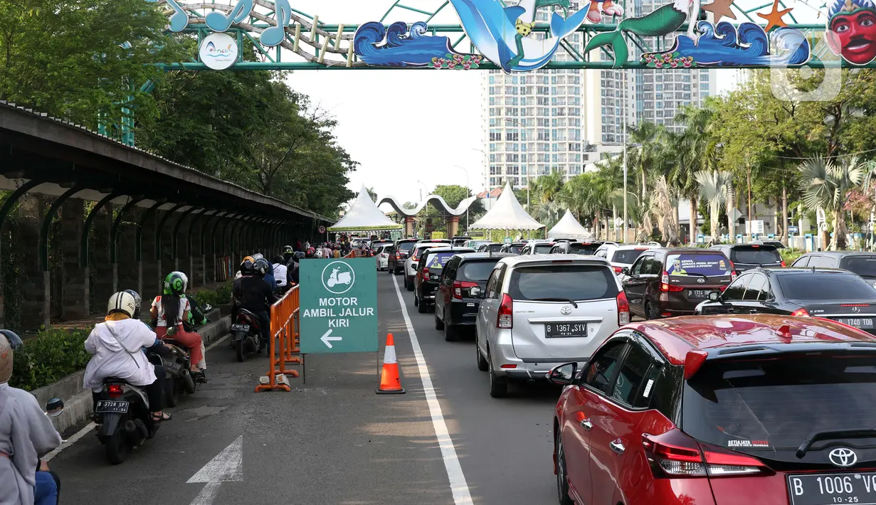 Sejumlah kendaraan antre untuk memasuki kawasan wisata Taman Impian Jaya Ancol, Jalarta, Kamis (29/10/2020). Selain tingginya minat warga berwisata di masa libur panjang, antrean ini juga disebabkan pengalihan buka tutup pintu masuk kawasan Taman Impian Jaya Ancol.  (Liputan6.com/Helmi Fithriansyah)