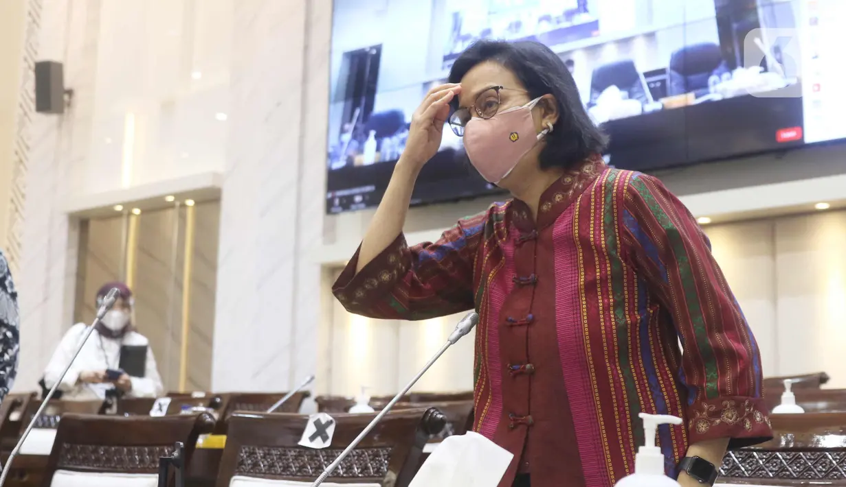 Menkeu Sri Mulyani bersiap mengikuti rapat kerja dengan Komisi XI DPR di Kompleks Parlemen, Senayan, Jakarta, Senin (15/3/2021). Rapat membahas konsultasi terkait usulan perubahan pengelompokan/skema barang kena pajak berupa kendaraan bermotor yang dikenai PPnBM. (Liputan6.com/Angga Yuniar)
