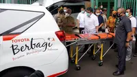 Sebagai bentuk kepedulian menghadapi pandemi Corona Covid-19, Toyota Indonesia mendonasikan Kijang Innova ambulance dan ribuan Alat Pelindung Diri (APD) kepada Pemerintah Daerah (Pemda) Karawang.