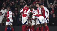 Pemain Arsenal merayakan gol yang dicetak oleh Leandro Trossard dalam kemenangan atas Tottenham Hotspur pada laga pekan ke-21 Premier League 2024/2025 di Emirates Stadium, Kamis (16/1/2025). Arsenal menang 2-1 dalam derbi London utara itu. (Bradley Collyer/PA via AP)