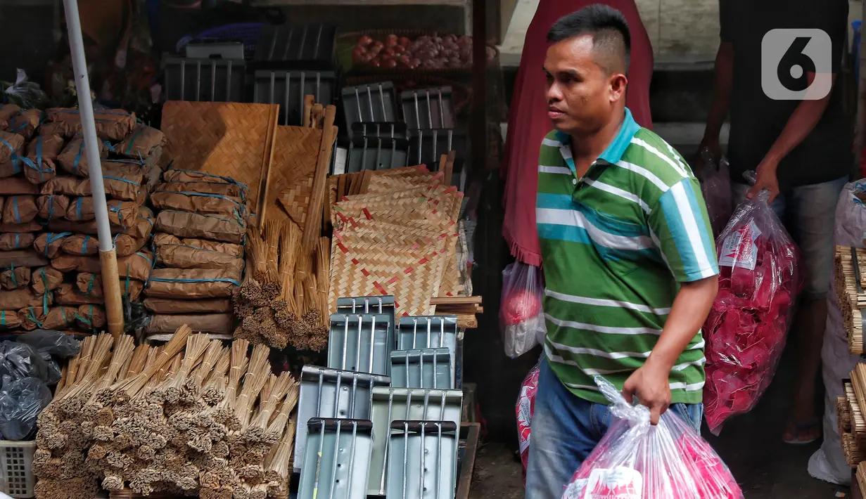 Arang dan tusuk sate, biasa diburu warga di momen Idul Adha ini. (Liputan6.com/Angga Yuniar)