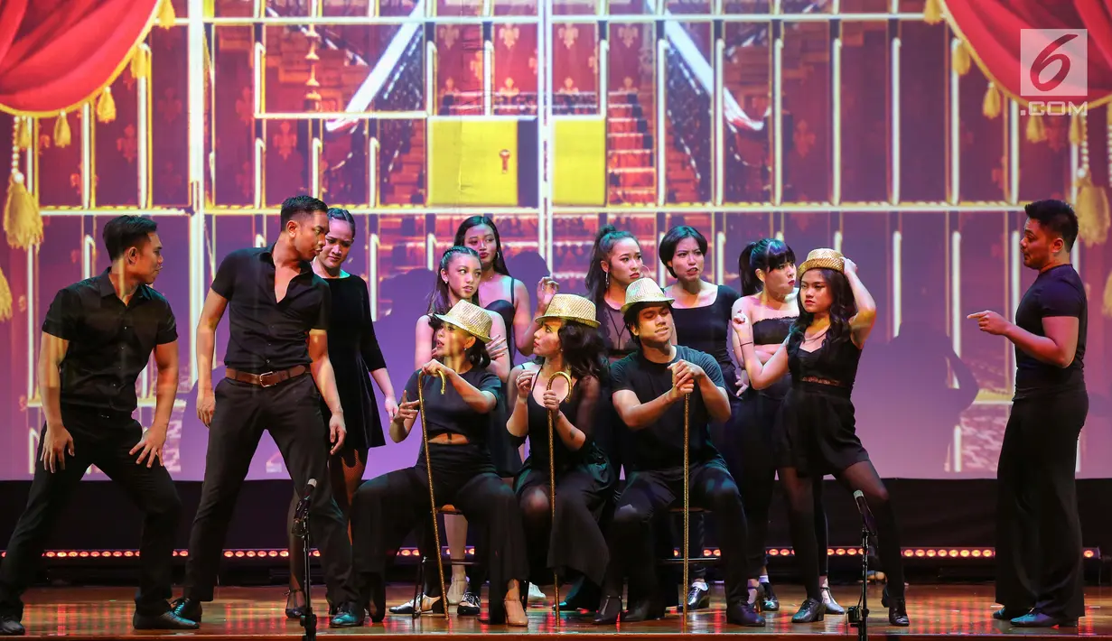 Pemain menghibur penonton pada pertunjukan broadway bertajuk What I Did For Love di Soehanna Hall, Jakarta Selasa (27/8/2019). Pertunjukan Indonesia Menuju Broadway merupakan program beasiswa pelatihan bagi seniman muda untuk mendapat ilmu panggung. (Liputan6.com/Fery Pradolo)