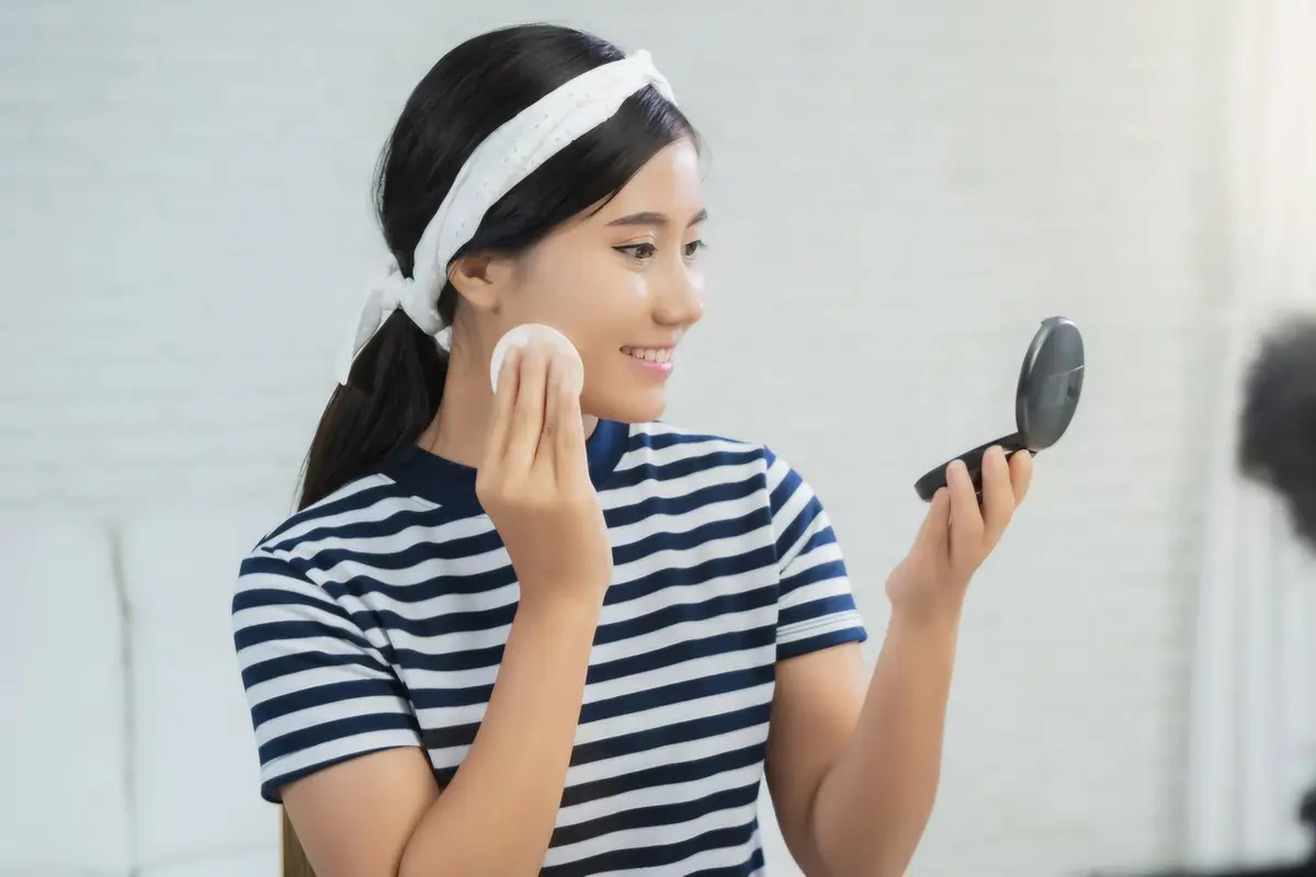 Ingin Makeup Tahan Lama di Acara Outdoor? Ini Tips agar Makeup Awet dan Tidak Luntur saat Cuaca Panas! (Foto: Freepik/tirachardz)