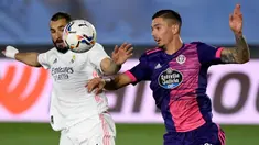 Bek Valladolid, Javi Sanchez (kanan) berebut bola dengan pemain depan Real Madrid, Karim Benzema pada lanjutan La Liga Spanyol di stadion Alfredo, Rau (30/9/2020). Real Madrid menekuk Real Valladolid denga skor 1-0. (PIERRE-PHILIPPE MARCOU / AFP)