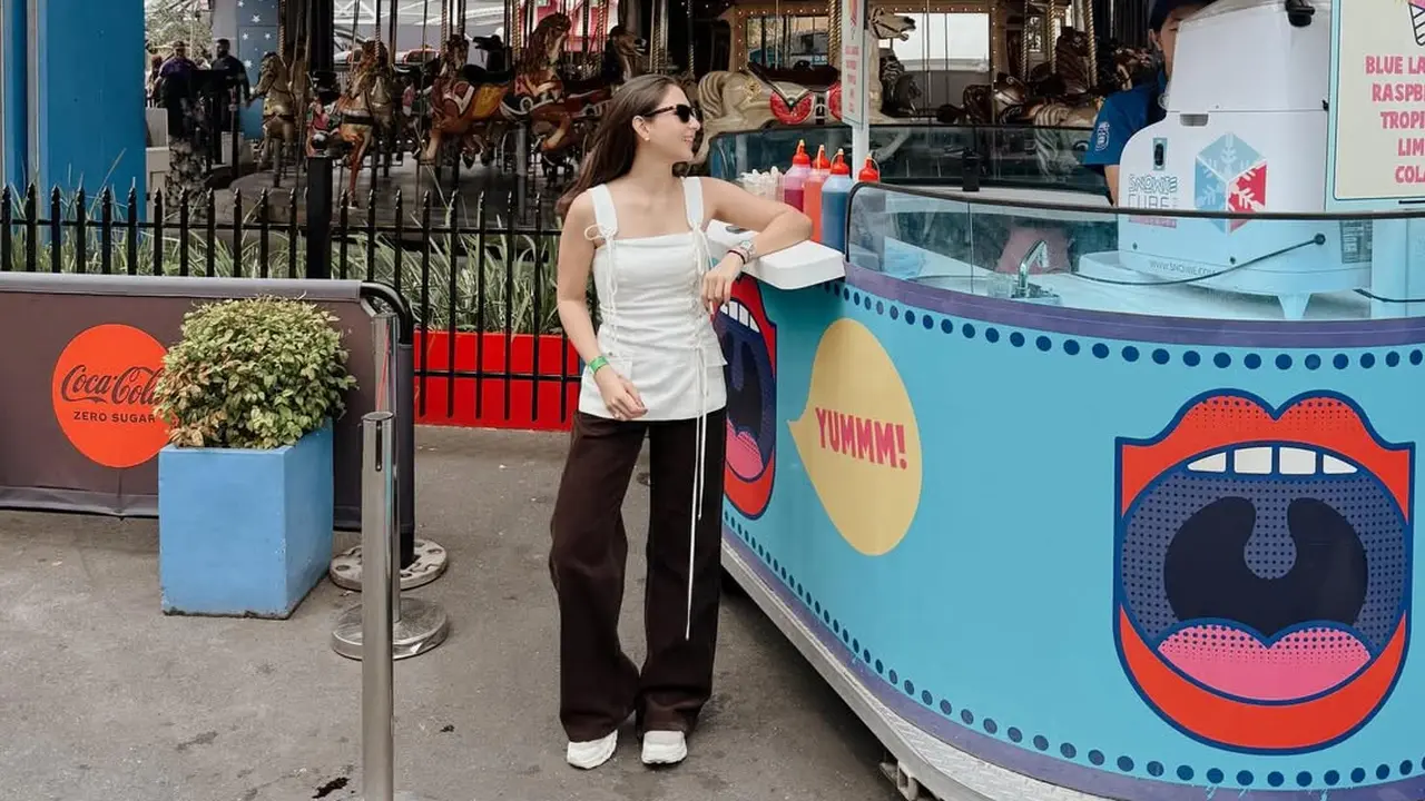 Outfit Taman Hiburan Ala Jessica Mila di Melbourne, Stylish Meski Sambil Momong Anak