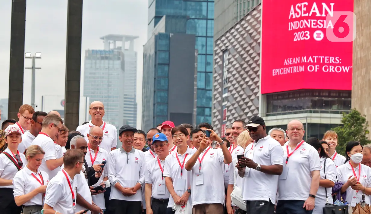 Presiden Joko Widodo (tengah) bersama jajaran menteri dan para duta besar negara-negara anggota Asean serta non-Asean saat membuka acara Kick Off ASEAN Indonesia 2023 di Bundaran HI, Jakarta, Minggu (29/1/2023). Acara tersebut merupakan 'kick off' keketuaan Indonesia dalam ASEAN 2023 yang puncaknya akan berlangsung dua kali, yakni Konferensi Tingkat Tinggi (KTT) ASEAN pada Mei 2023 di Labuan Bajo, Provinsi Nusa Tenggara Timur (NTT) dan KTT ASEAN Plus di Jakarta pada September 2023. (Liputan6.com/Angga Yuniar)