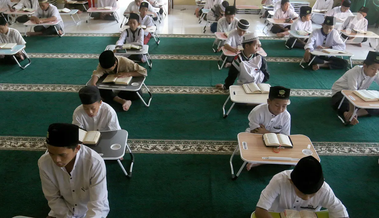 Santri bertadarus dalam rangka mengkhatamkan Qur'an di Masjid Daarul Qu'ran Pesantren Al Kautsar, Cibinong, Bogor, Jawa Barat, Minggu (10/04/2022). Kegiatan Khatam Al-Quran dilakukan rutin di bulan Ramadhan bagi santri yang diantara mengisi waktu menunggu buka puasa. (merdeka.com/Arie Basuki)