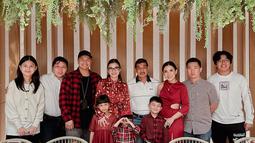 Dikenal sebagai keluarga artis yang harmonis, keluarga Glenn Alinskie dan Chelsea Olivia tak lepas dari perhatian netizen. Selama makan malam berlangsung, Glenn Alinskie bincang ringan dengan keluarganya. Dalam keterangan unggahan terbarunya ini, artis berusia 36 tahun itu berharap bisa bertemu dan berkumpul lagi dengan keluarga tercintanya di Hari Raya Natal mendatang. (Liputan6.com/IG/@glennalinskie)