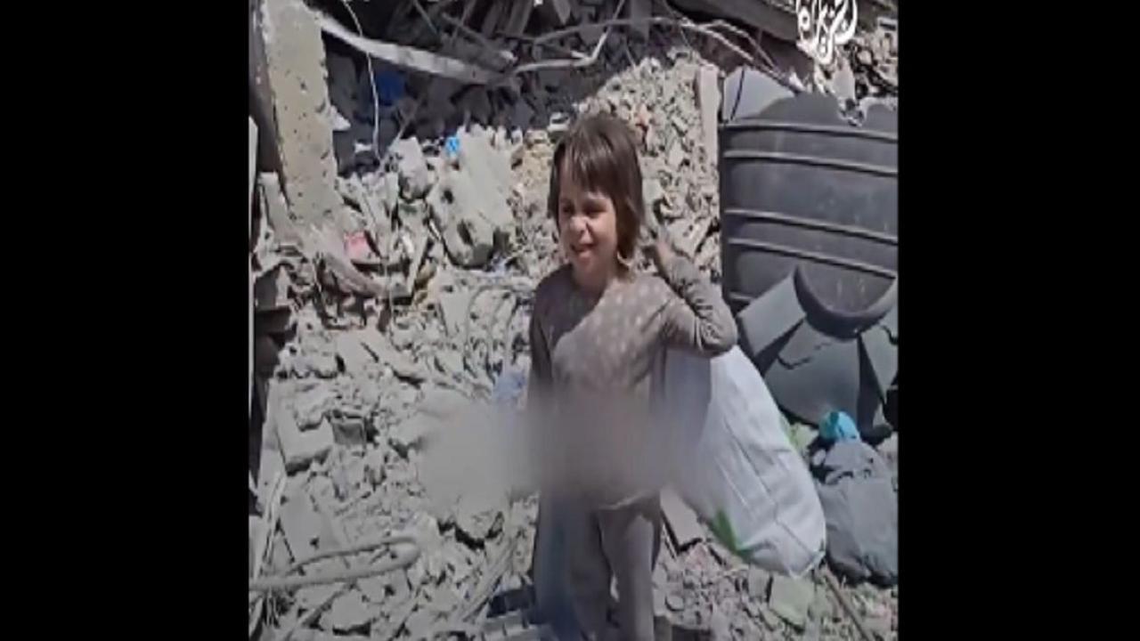 Momen Haru Anak Perempuan Palestina Mencari Kayu di Reruntuhan Bangunan Usai Dibom Israel, Makin Miris Digunakan buat Apa