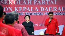 Ketum PDIP Megawati Soekarnoputeri (kiri) didampingi Sekjen PDIP Hasto Kristiyanto saat pembukaan sekolah calon kepala daerah PDIP di kantor DPP PDIP, Jakarta, Minggu (28/6/2015). (Liputan6.com/Yoppy Renato) 