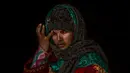 Pada 29 November 2016, Insya Mushtaq Malik berpose saat di foto di dalam rumahnya di Sedow selatan Kashmir. Hanya menyaksikan bentrokan di depan rumahnya tiba-tiba pengelihatan Insya menjadi gelap. (AP Photo / Bernat Armangue)