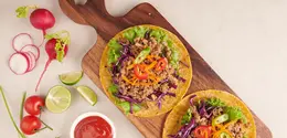 chicken taco salad bisa menjadi pilihan menu diet yang praktis sekaligus menggugah selera untuk kamu yang mulai bosan dengan olahan dada ayam biasa. (foto/dok: freepik/jcomp)