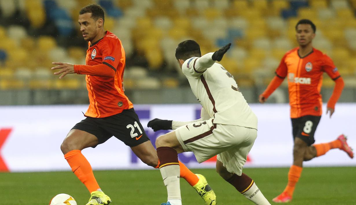 Gelandang Shakhtar Donetsk, Alan Patrick (kiri) menguasai bola dibayangi bek AS Roma, Roger Ibanez dalam laga leg kedua babak 16 besar Liga Europa 2020/2021 di Olimpiyskiy Stadium, Kiev, Kamis (18/3/2021). Shakhtar kalah 1-2 dari AS Roma. (AP/Efrem Lukatsky)