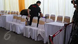 Petugas Paspampres tampak menyiapkan sejumlah peralatan berupa pembatas dan metal detector di sekitar rumah orangtua Selvi Ananda di Jalan Kutai Raya, Sumber, Solo, Jateng, Selasa (9/6/2015). (Liputan6.com/Faizal Fanani)