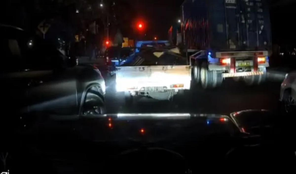 Polisi mengamankan Michael (26), pria yang viral dengan aksinya mengancam pengendara lain inisial W memakai tongkat besi di jalan Pluit Selatan Raya, Jakarta Utara.&nbsp;
