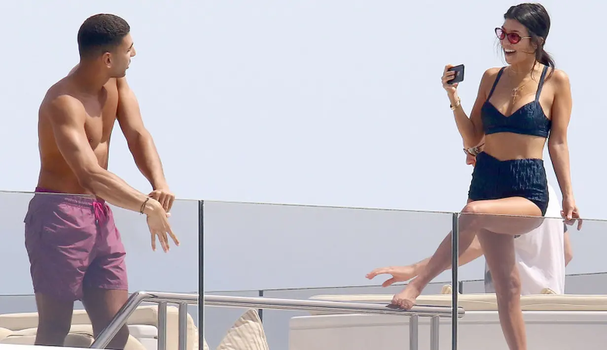Kourtney Kardashian dan Younes Bendjima terlihat bahagia banget ketika tengah berlibur. (BackGrid/USMagazine)