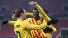 Pemain Barcelona merayakan gol yang dicetak Antoine Griezmann ke gawang Ferencvaros pada laga lanjutan Liga Champions di Puskas Arena, Kamis (3/12/2020) dini hari WIB. Barcelona menang 3-0 atas Ferencvaros. (AFP/Attila Kisbenedek)
