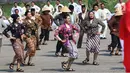 Sejumlah pemain menari saat membawakan teaterikal Jenderal Sudirman dalam resik geladi HUT TNI ke-72 di Cilegon, Banten, Selasa (3/10). (Liputan6.com/Angga Yuniar)