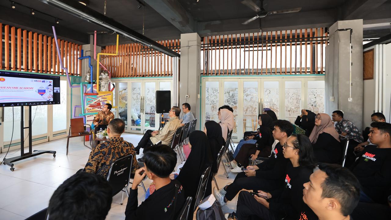 Direktur Sesdilu Kemenlu RI, Tubagus Edwin Suchranudin, saat bertemu Bupati Banyuwangi, Ipuk Fiestiandani