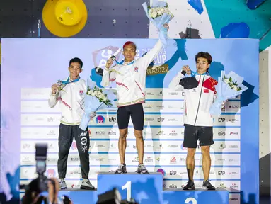 Atlet panjat tebing Indonesia Aspar Jailolo (tengah) saat meraih juara kategori speed dalam Kejuaran Dunia Panjat Tebing 2022 (International Federation of Sport Climbing/IFSC) di Jakarta, Sabtu (24/9/2022). Aspar berhasil mengalahkan lawan yang juga kompatriotnya, Kiromal Katibin. Catatan waktu Aspar adalah 5,39 detik. (Liputan6.com/Faizal Fanani)