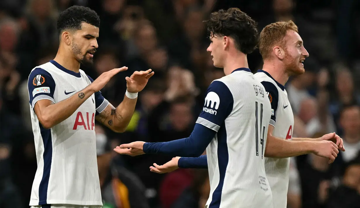 Pemain depan Tottenham Hotspur, Dominic Solanke (kiri) merayakan gol ketiga timnya bersama Archie Gray matchday 1 League Phase Liga Europa 2024/2025 melawan Qarabag FK di Tottenham Hotspur Stadium, London, Kamis 26 September 2024 atau Jumat (28/9/2024) dini hari WIB. (Glyn KIRK/AFP)