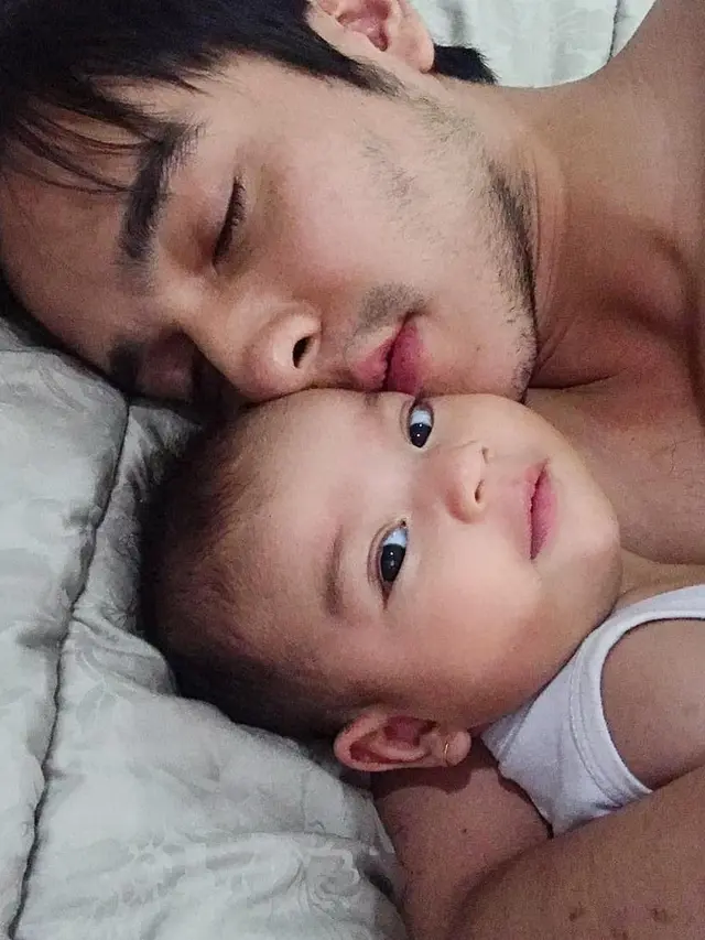 Momen Manis Aliff Alli Bareng Buah Hati (sumber: instagram/aliff_alli)