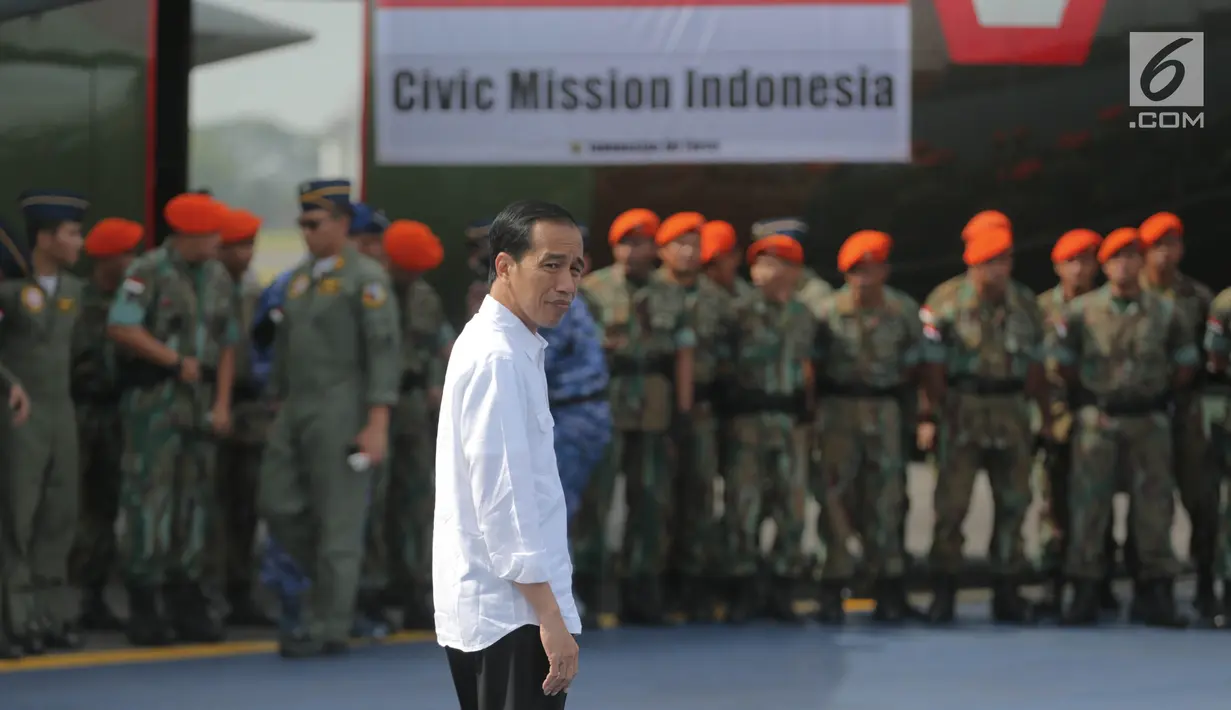 Presiden Joko Widodo (Jokowi) bersiap melepas keberangkatan  empat pesawat Hercules TNI AU yang membawa bantuan untuk pengungsi Rohingya yang melarikan diri ke Bangladesh, di Lanud Halim Perdanakusuma, Jakarta, Rabu (13/9).  (Liputan6.com/Faizal Fanani)