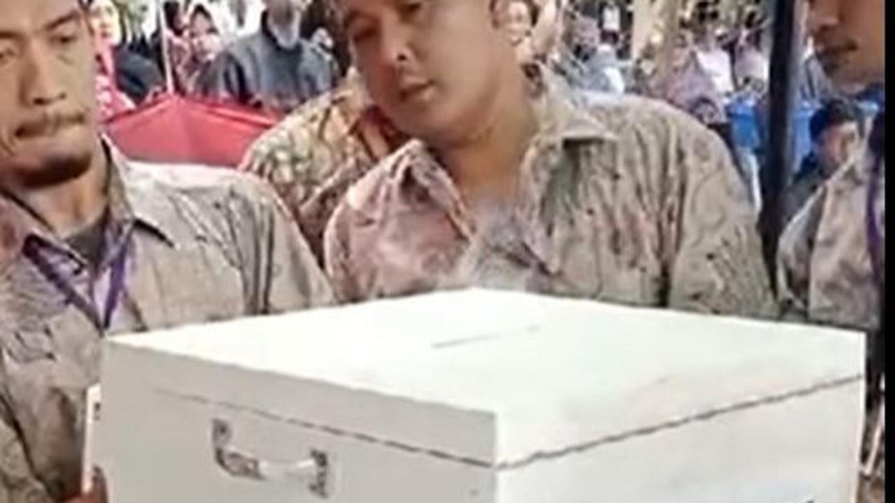 Panitia jebol kotak suara<br>