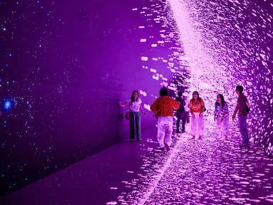 Pengunjung mendatangi ruang seni digital imersif Space and Time Cube Surabaya yang baru dibuka, di Surabaya, 23 Agustus 2026. (AFP/ Juni Kriswanto)