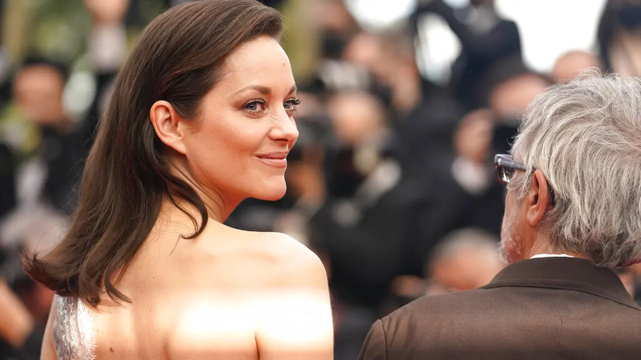 Marion Cotillard di pembukaan Festival Film Cannes 2021. (AP Photo/Brynn Anderson)