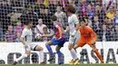 Gelandang Crystal Palace, Yohan Cabaye, melepaskan tendangan ke gawang Chelsea pada laga Premier League di Stadion Selhurst Park, Sabtu (14/10/2017). Crystal Palace menang 2-1 atas Chelsea. (AP/Alastair Grant)