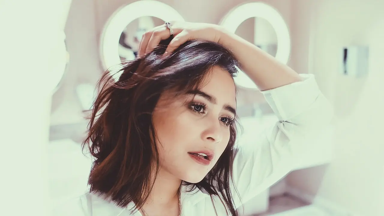 [Bintang] Penggemar Prilly Latuconsina? 3 Fashion Item Ini yang Wajib Kamu Punya di Lemari