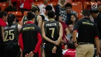 Para pemain timnas basket putri Indonesia  mendengarkan arahan pelatih dalam laga round robin SEA Games 2017 di  MABA Stadium,Kuala Lumpur, Malaysia, Jumat (25/8). Tim basket putri Indonesia kalah dari Thailand 61-70. (Liputan6.com/Faizal Fanani)