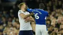 <p>Pada babak kedua, Everton terpaksa bermain dengan 10 pemain sejak menit ke-58. Abdoulaye Doucoure mendapat kartu merah karena memukul Harry Kane. (AP Photo/Jon Super)</p>